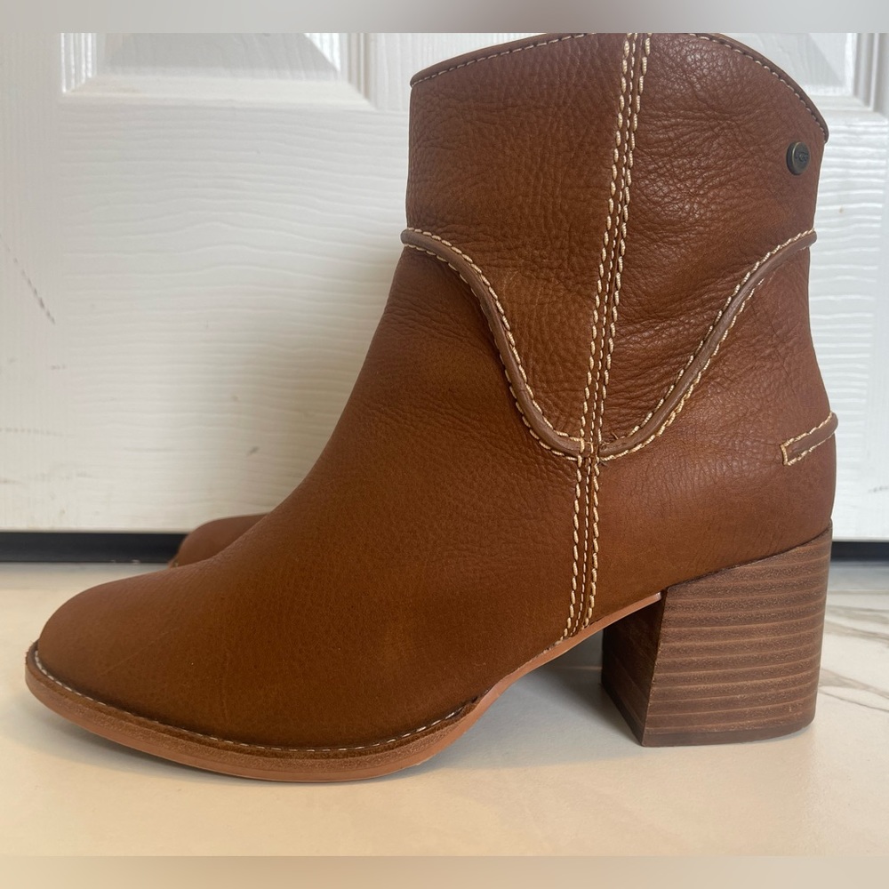UGG Annie Chestnut Leather western boot- size 8.5